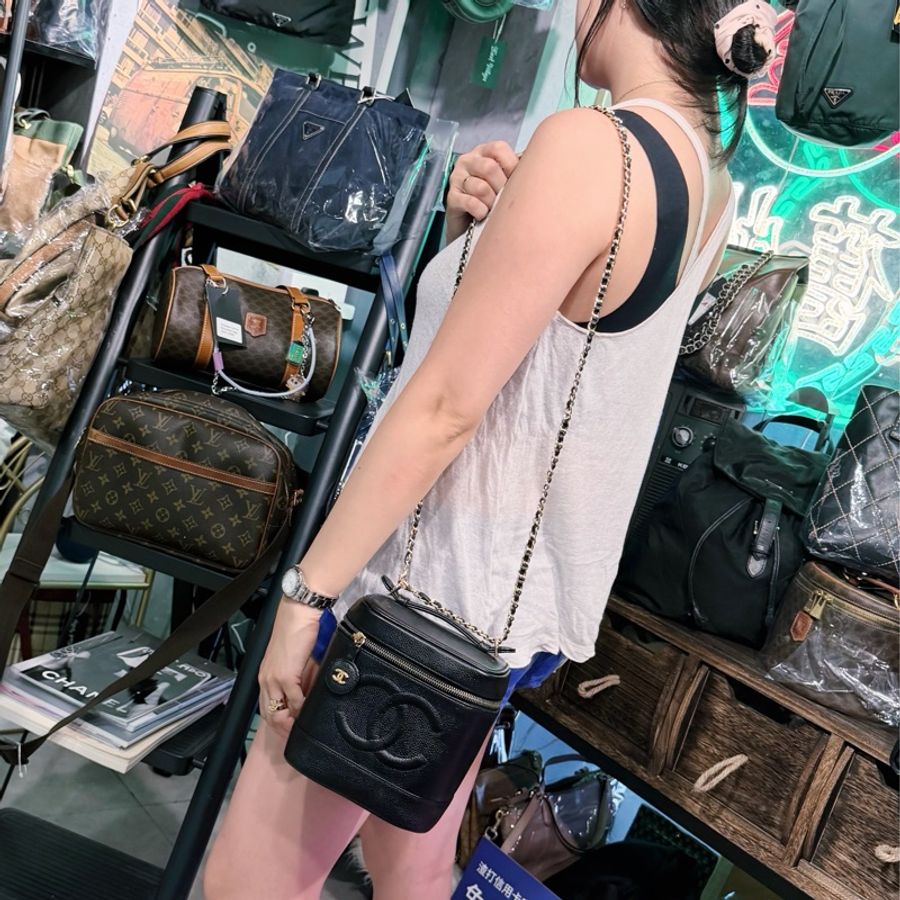 香奈兒 CHANEL 黑金 魚子醬 牛皮 豎版經典 化妝箱 化妝袋 小盒子 黑色 化妝包 黑色皮革 魚子醬 經典款 斜挎包 腋下包 側背包 小箱子 中古 復古 老香 古董包 盒子 vintage chanel black caviar vanity bag 包-23