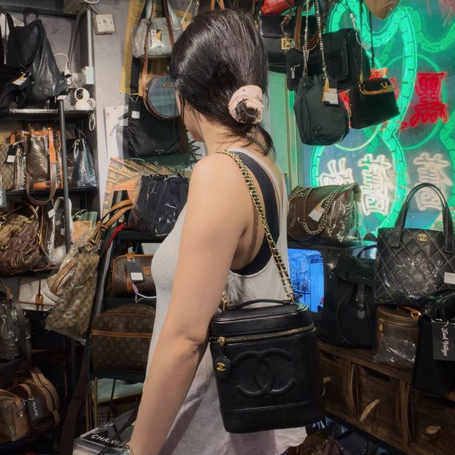香奈兒 CHANEL 黑金 魚子醬 牛皮 豎版經典 化妝箱 化妝袋 小盒子 黑色 化妝包 黑色皮革 魚子醬 經典款 斜挎包 腋下包 側背包 小箱子 中古 復古 老香 古董包 盒子 vintage chanel black caviar vanity bag 包-24