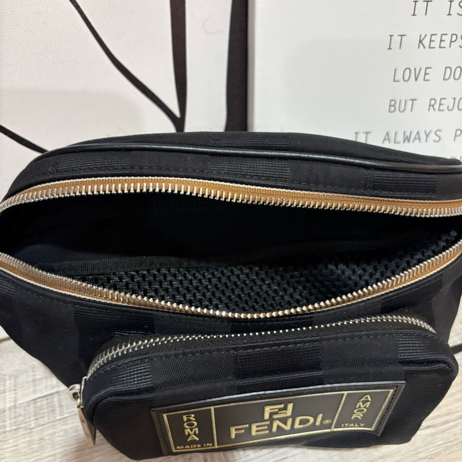 Fendi “ROMA AMOR” 胸口包/腰包-2