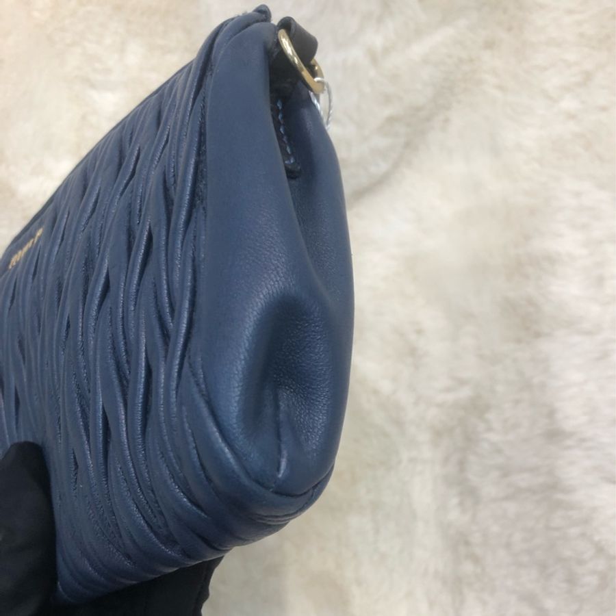 Miu Miu 藍色皺皮手拿包 XC299-12