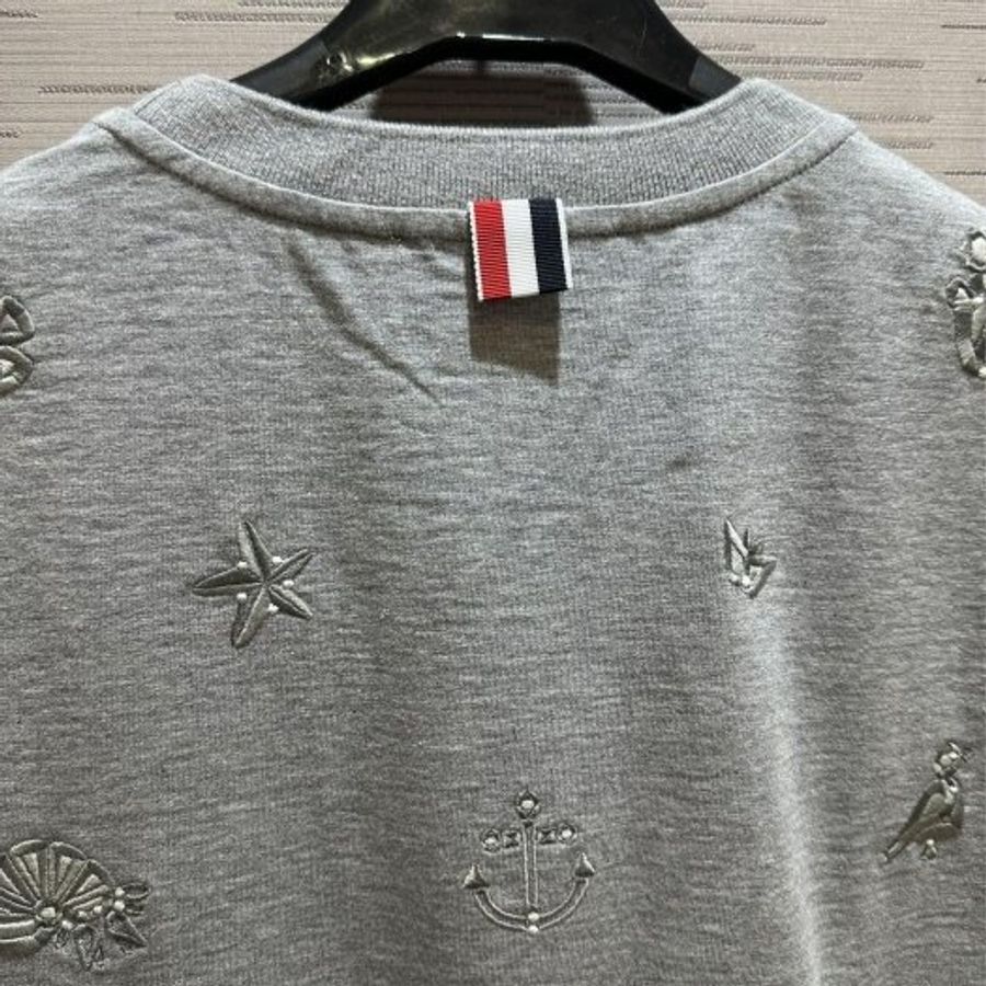 💎Han's house精品服飾💎 Thom Browne TB 滿版 刺繡 短 T 日本製 男女共穿 現貨1原價27400-2