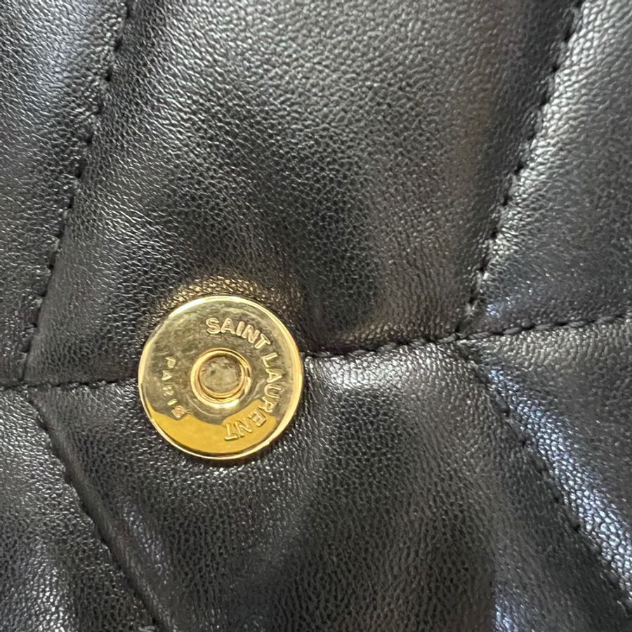 YSL 黑羊皮金釦Puffer Mini信封下蓋肩斜背包-18