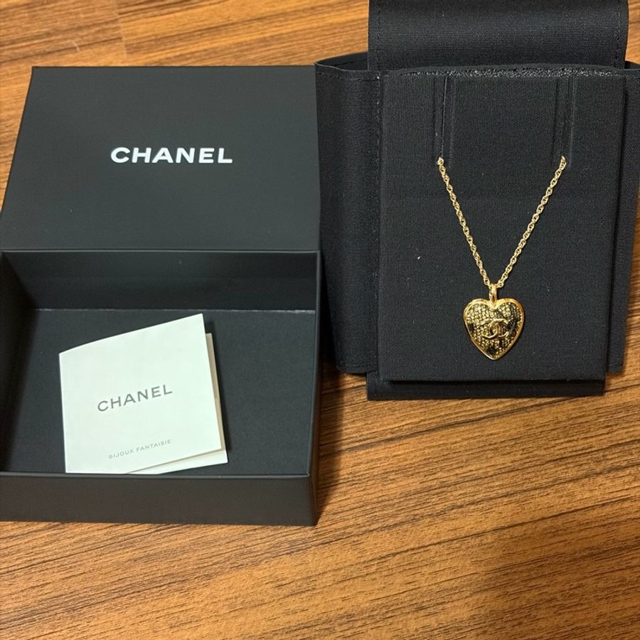 CHANEL 黑色蕾絲復古愛心項鍊-3