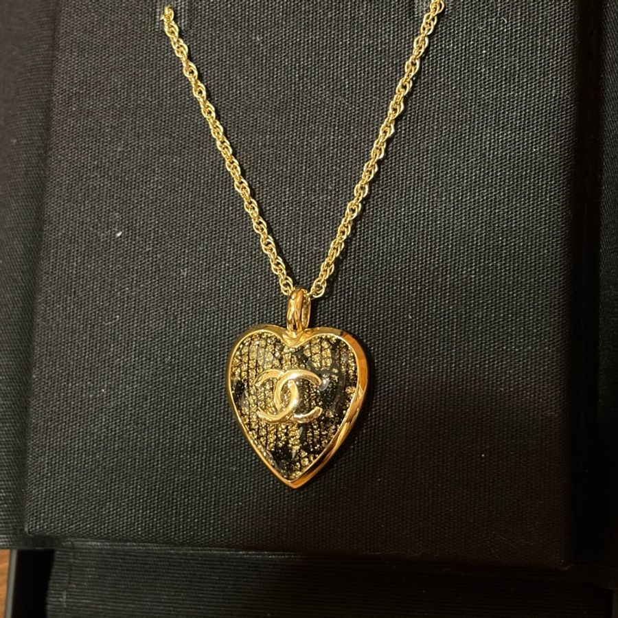 CHANEL 黑色蕾絲復古愛心項鍊-6
