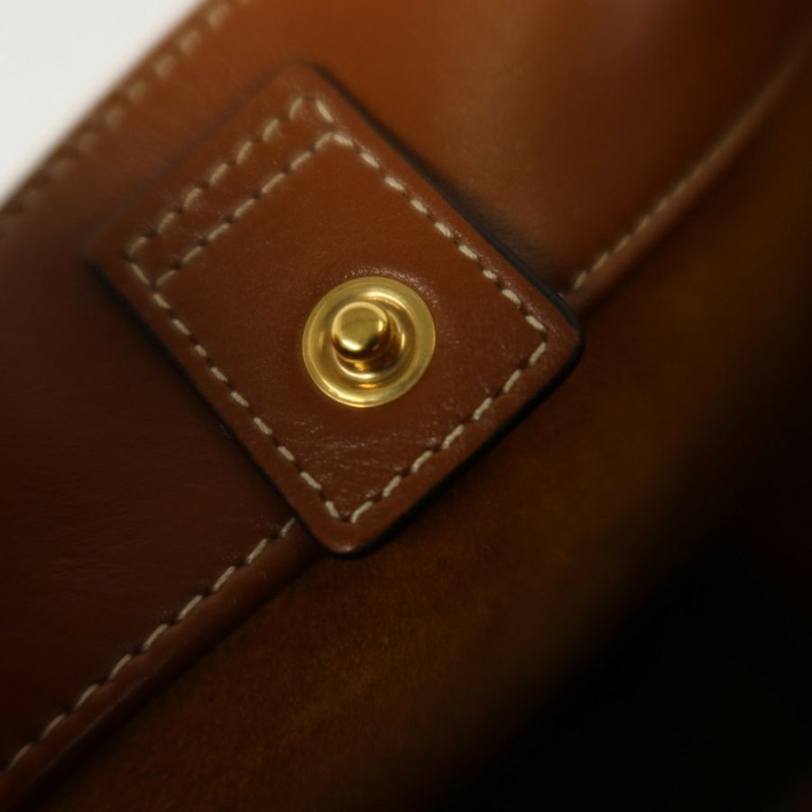 CELINE 牛皮皮革Small Cuir Triomphe Bucket金扣肩背袋-8