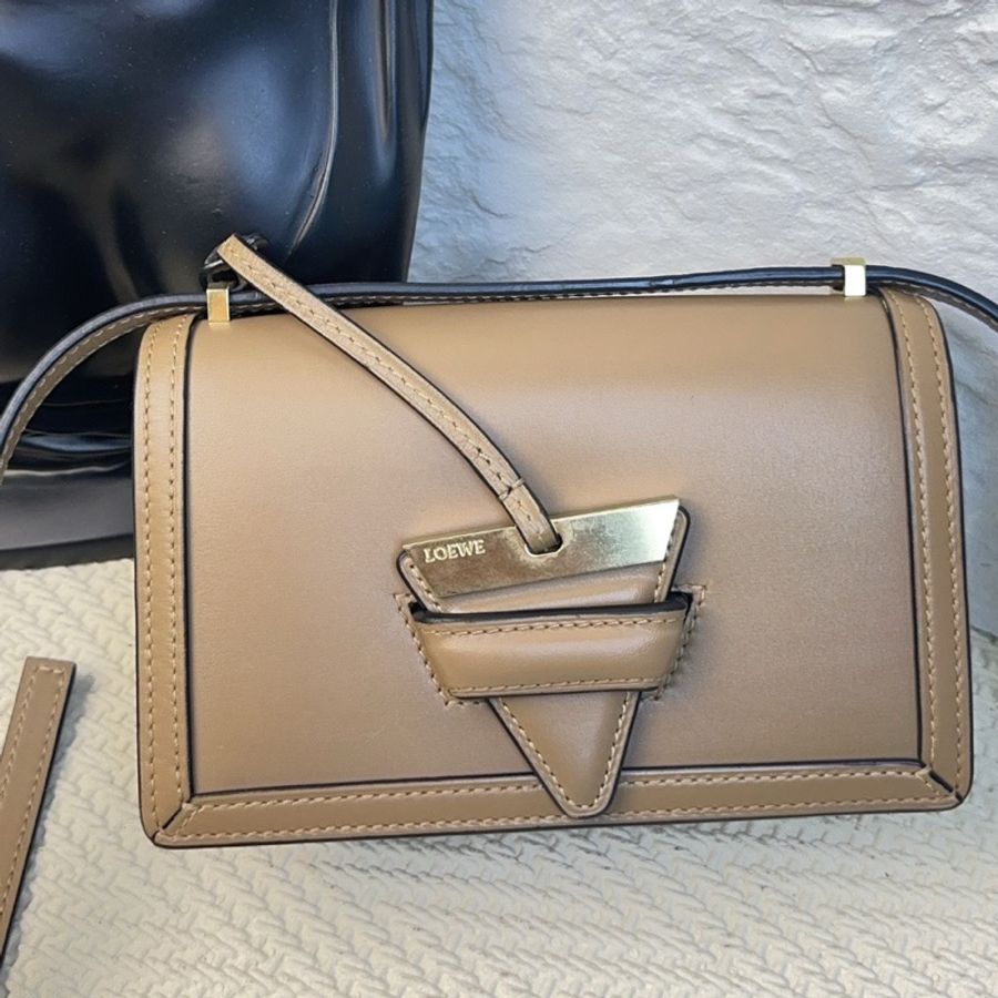 Loewe羅意威巴塞羅那Barcelona焦糖色三角包小號-0