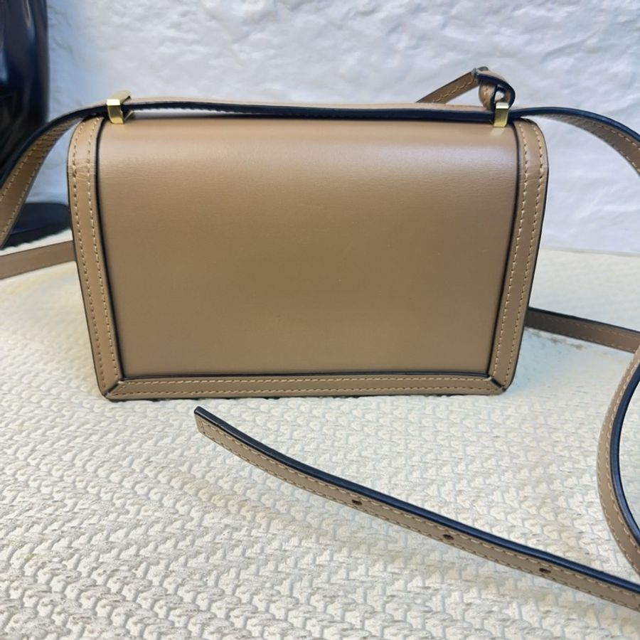 Loewe羅意威巴塞羅那Barcelona焦糖色三角包小號-1
