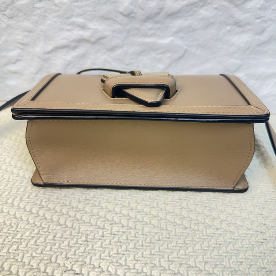 Loewe羅意威巴塞羅那Barcelona焦糖色三角包小號-3