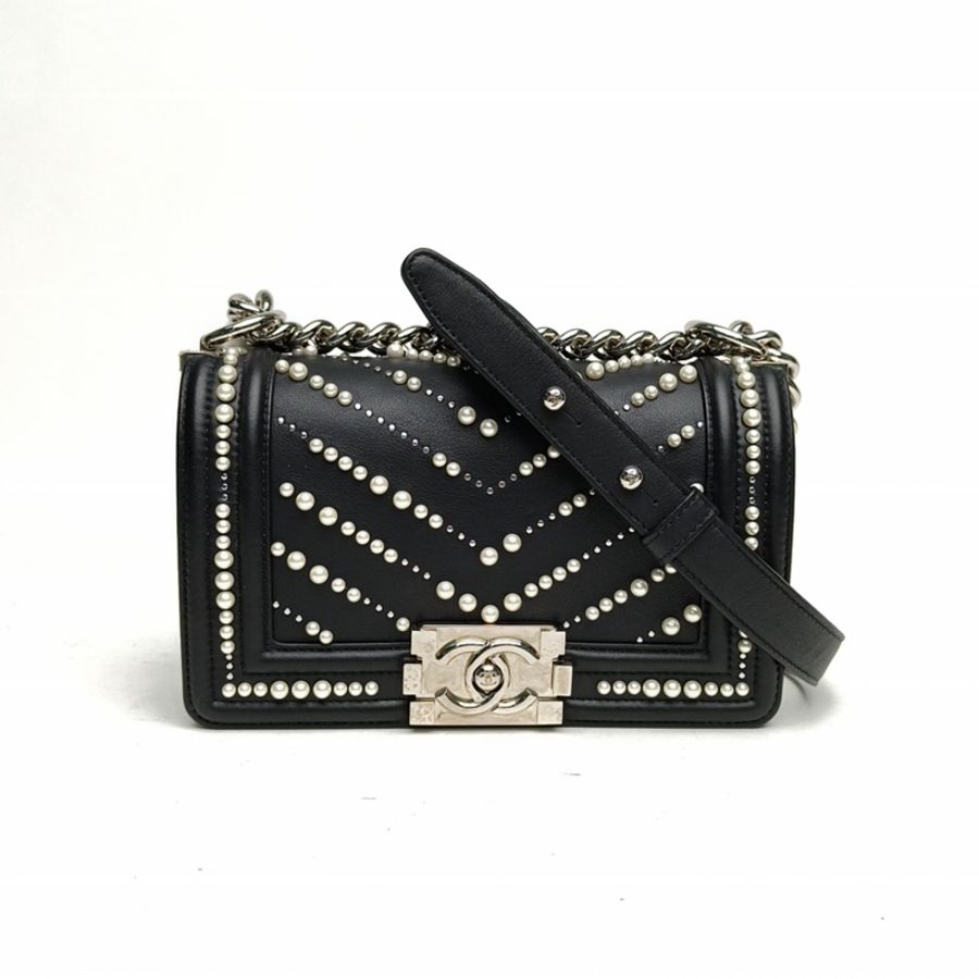 CHANEL Leboy小號黑色牛皮28開銀扣珍珠鉚釘V紋-0