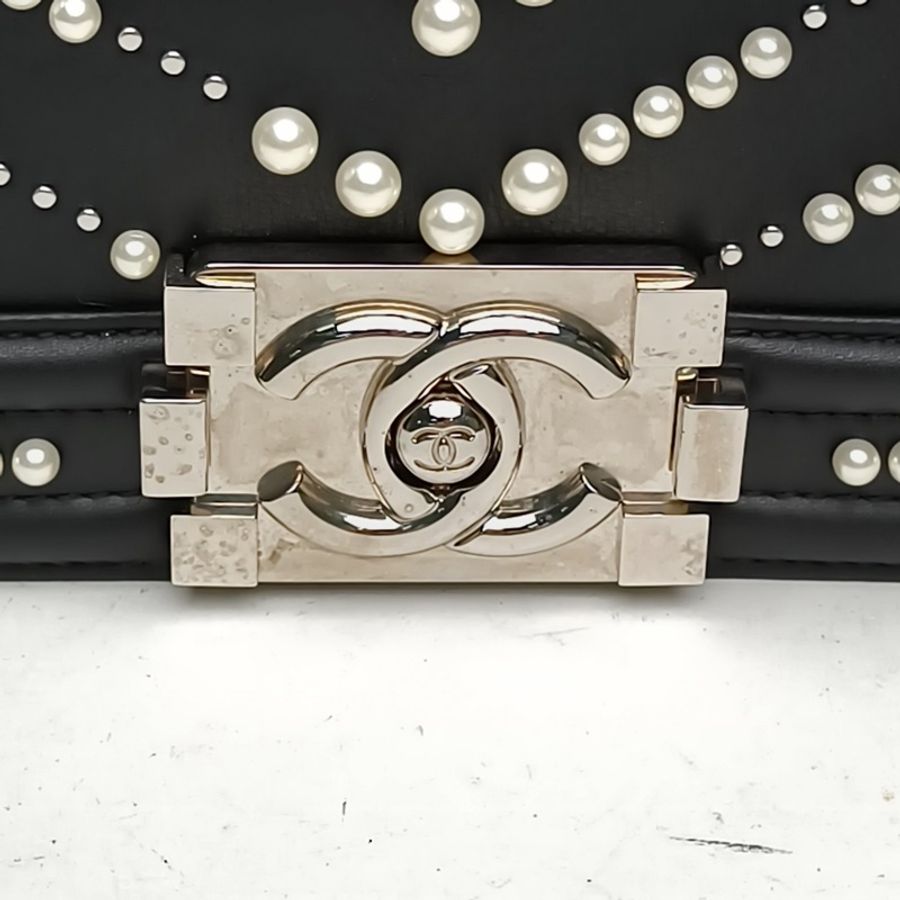 CHANEL Leboy小號黑色牛皮28開銀扣珍珠鉚釘V紋-4