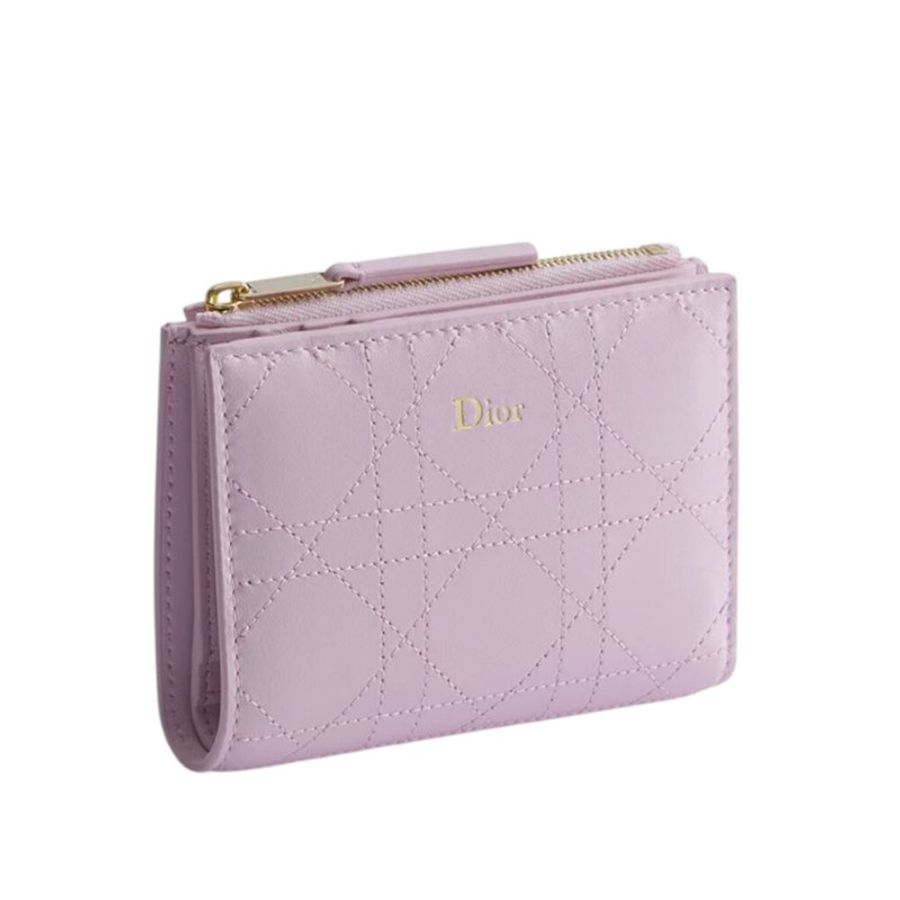 【Dior 迪奧】Trianon Dahlia 對折 籐格紋 羊皮 拉鍊 皮夾 卡夾 短夾 夢幻粉色 S4603OSQM_20N-1