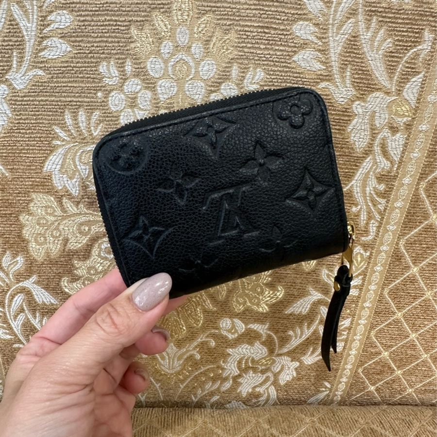 LV 黑牛皮壓紋金釦ㄇ拉零錢包M60574-1