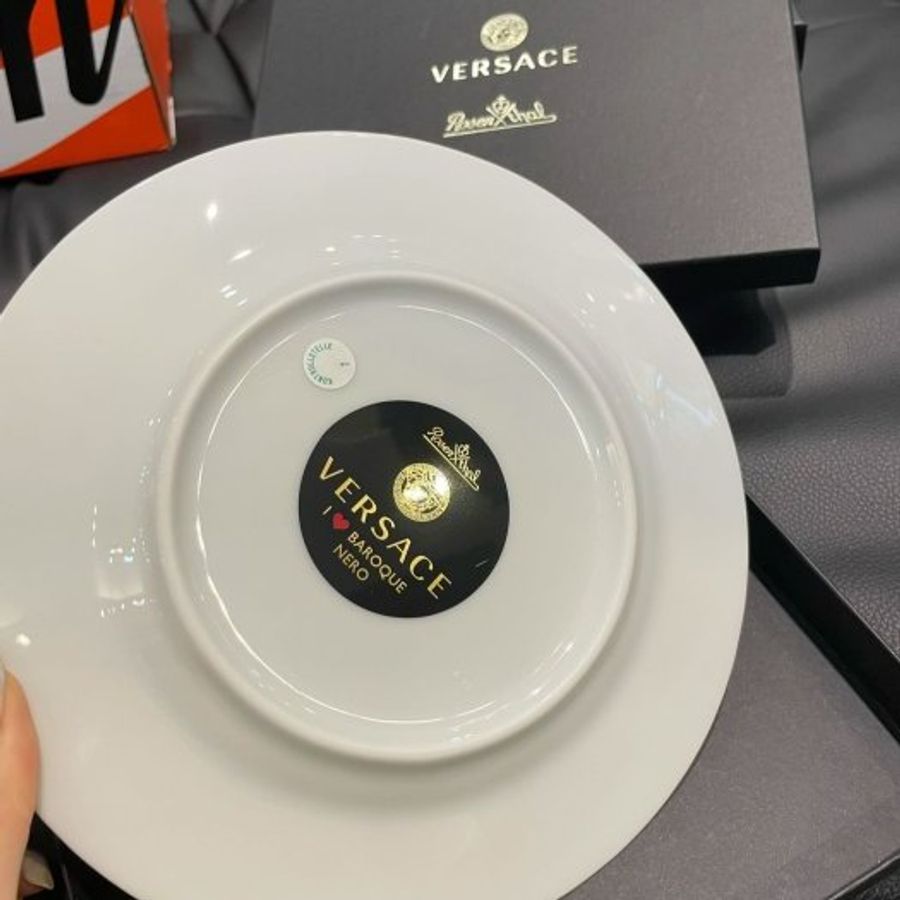 💎Han's house精品服飾💎VERSACE 凡賽斯 LOGO 女王頭 陶瓷牆壁裝飾盤 德國製造 18CM 現貨 原價4900-3