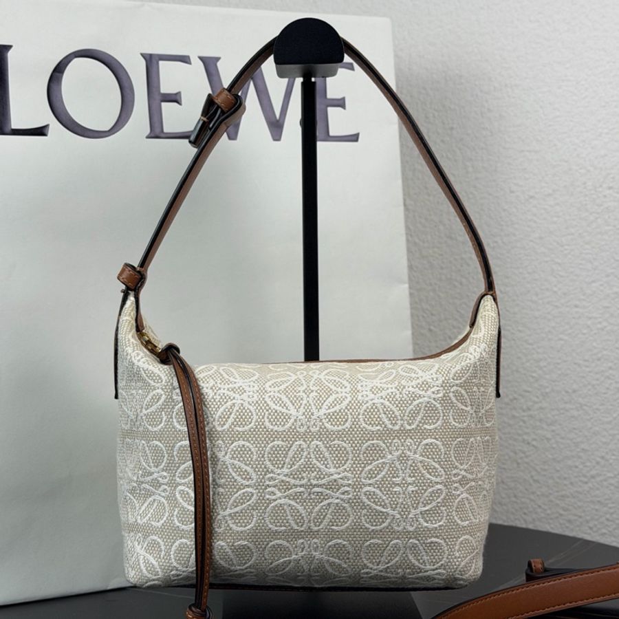 LOEWE 羅意威 Cubi 小號米白老花飯盒包  21年編碼-0