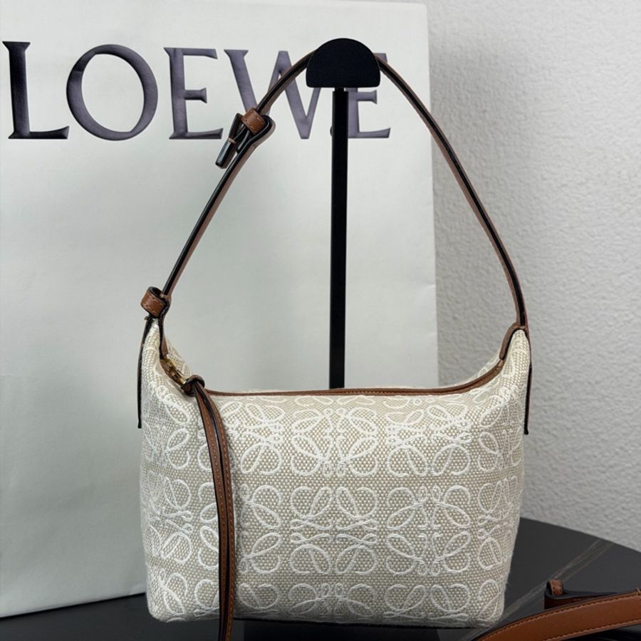 LOEWE 羅意威 Cubi 小號米白老花飯盒包  21年編碼-1