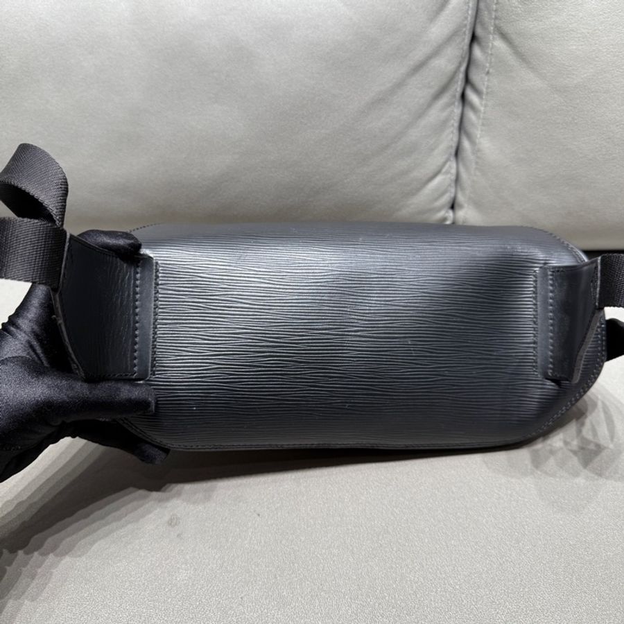 Louis Vuitton 路易威登epi黑色水波紋腰包胸包斜挎 尺寸33*16*7-1
