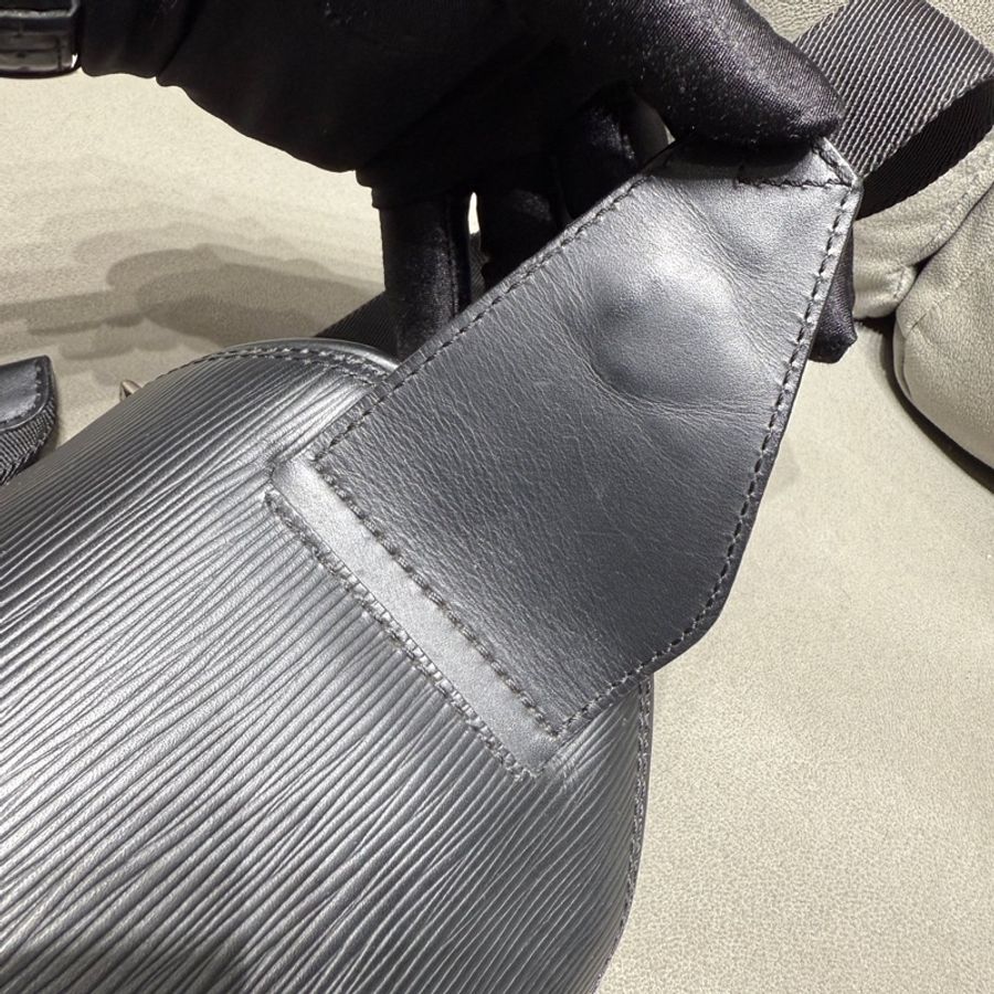 Louis Vuitton 路易威登epi黑色水波紋腰包胸包斜挎 尺寸33*16*7-8