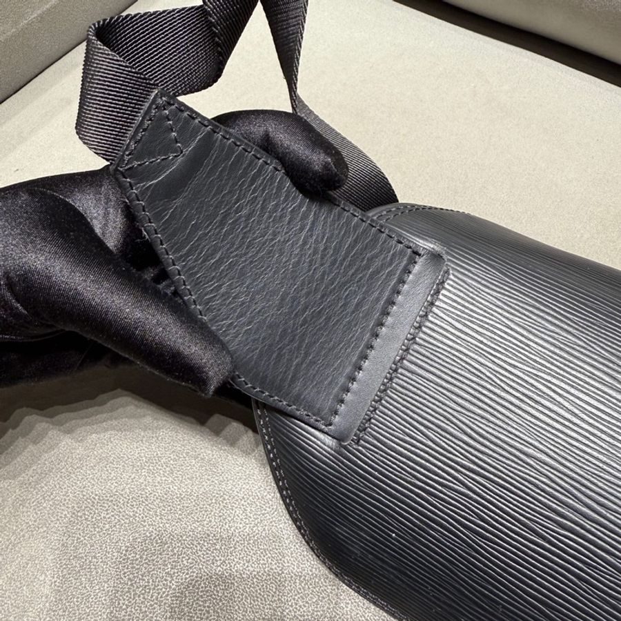 Louis Vuitton 路易威登epi黑色水波紋腰包胸包斜挎 尺寸33*16*7-10