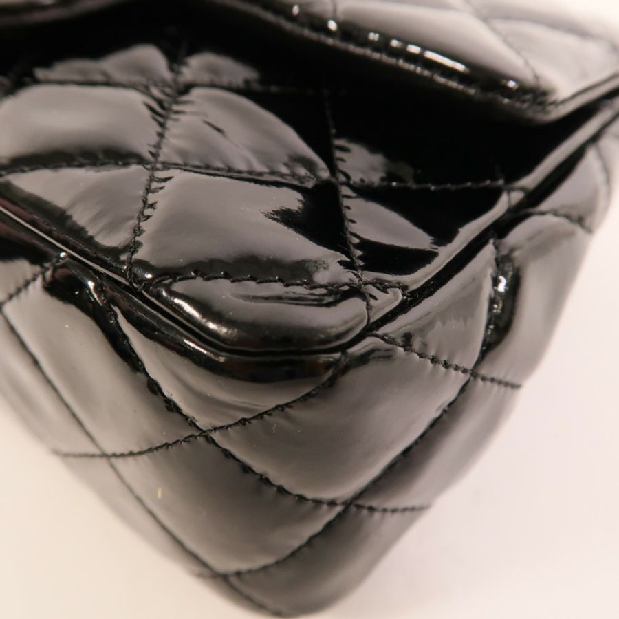 CHANEL 漆皮皮革Mini Classic 20鏈帶肩背袋-12