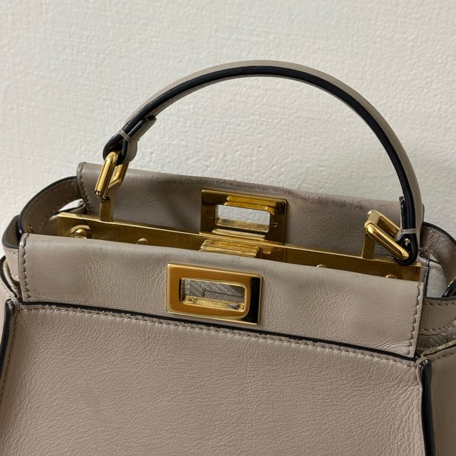 💎Han's house精品服飾💎 芬迪FENDI 8BN244 Peekaboo NAPPA皮革轉扣雙層迷你兩用包 大象灰-3