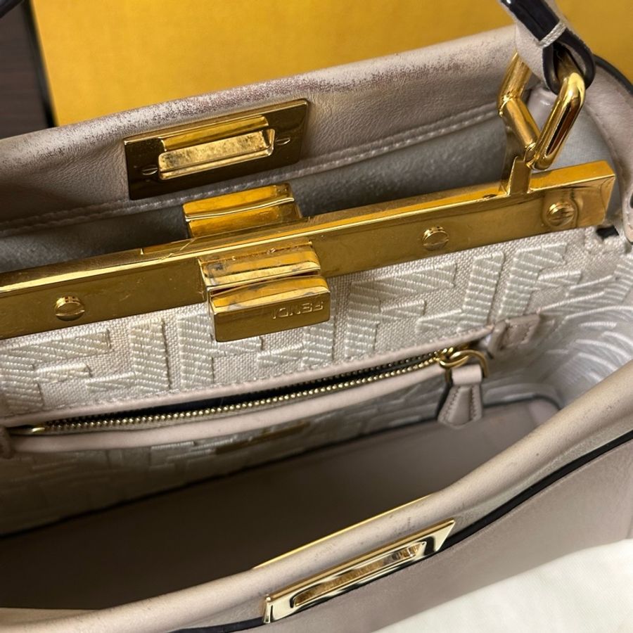 💎Han's house精品服飾💎 芬迪FENDI 8BN244 Peekaboo NAPPA皮革轉扣雙層迷你兩用包 大象灰-12
