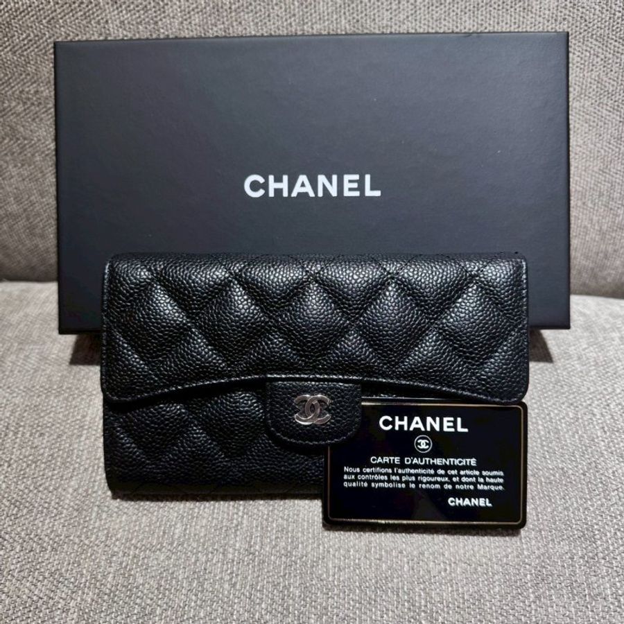 CHANEL 荔枝皮黑銀二折扣式長夾-0