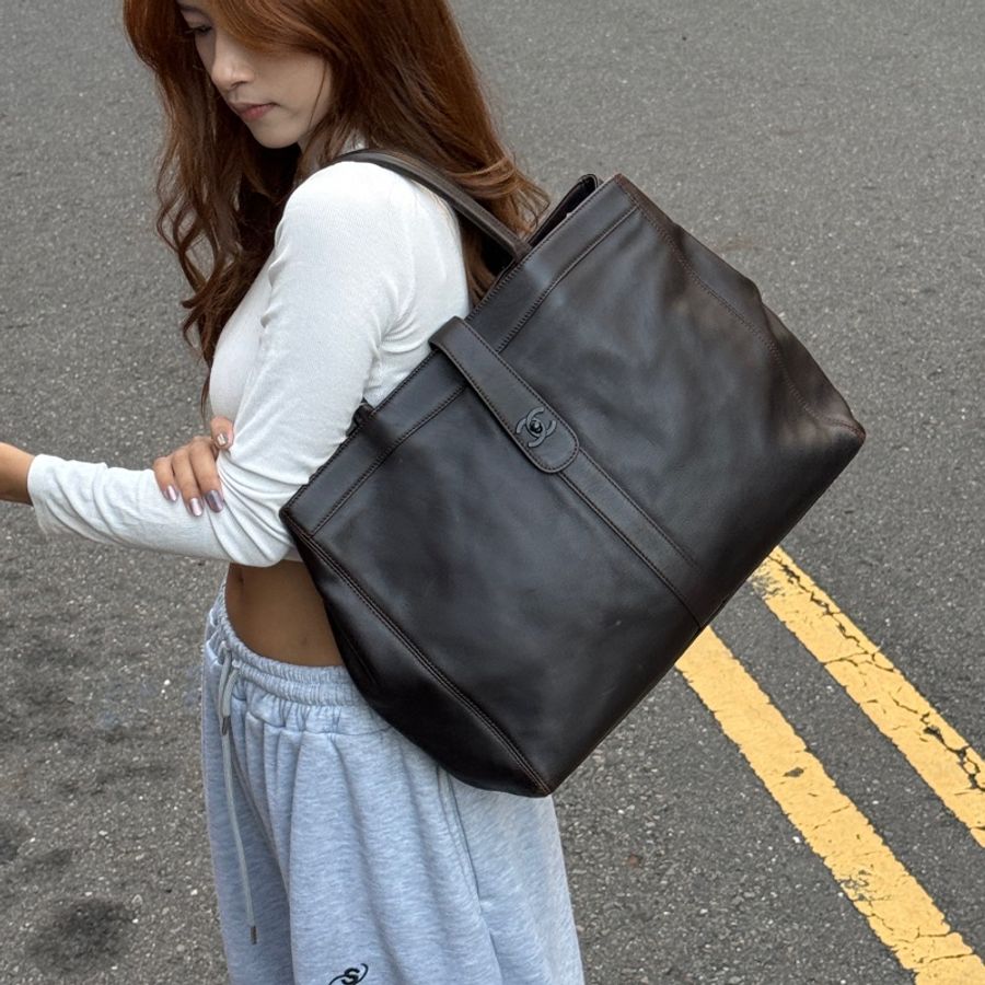 （極新🎁超稀有） CHANEL “so black”黑釦 肩背托特包【專櫃27.6萬】-4