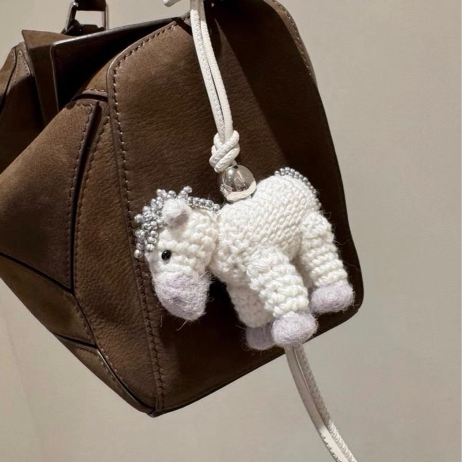 全新✨LOEWE✨2026馬年限量串珠搖滾小馬羊毛氈掛飾包掛吊飾-1