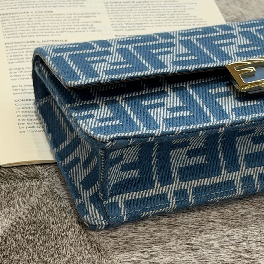 Fendi Baguette LOGO布面鏈帶翻蓋兩用包/藍-2