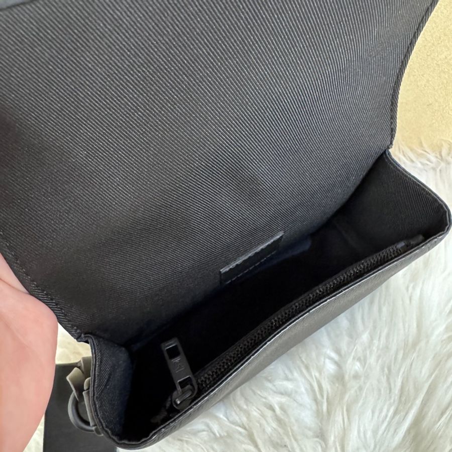 LV 黑牛皮磁吸小郵差包 晶片款 近全新-9