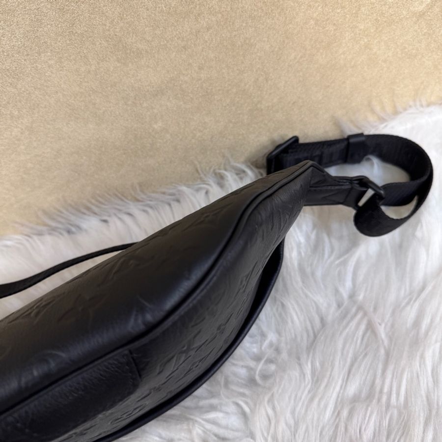 LV Discovery PM 黑牛皮壓紋胸腰包 晶片款 近全新-3
