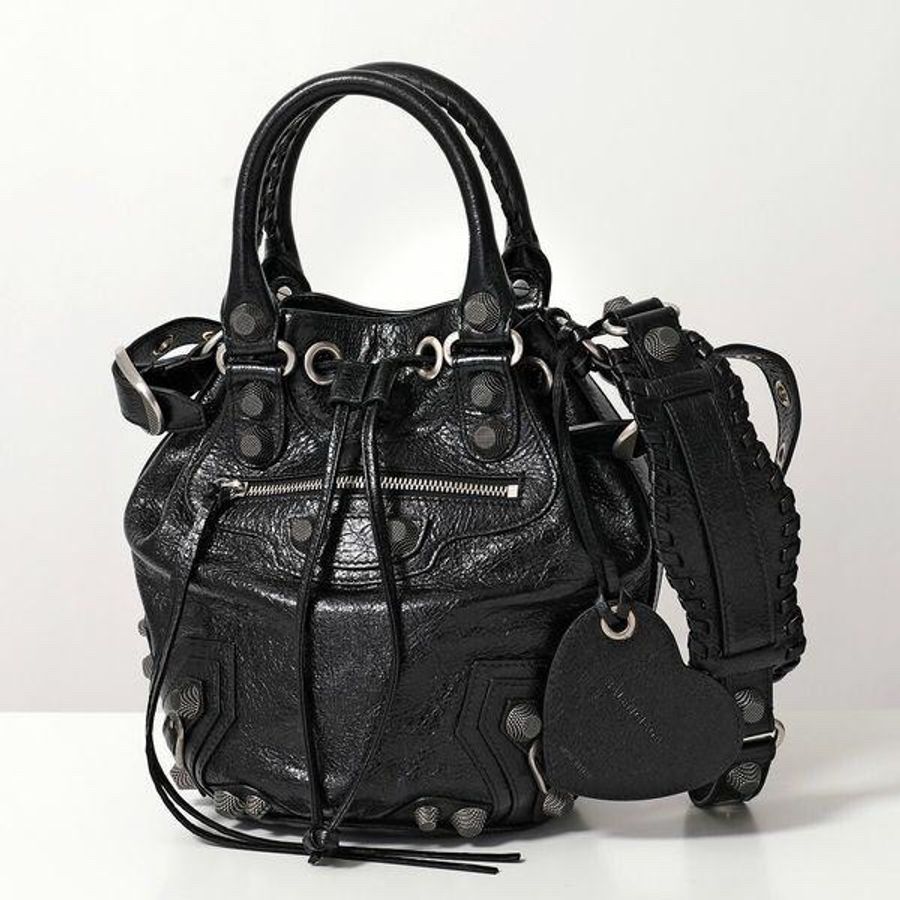 Balenciaga (巴黎世家) 的 Le Cagole XS 系列水桶包 (Arena 羊皮黑色)。-27