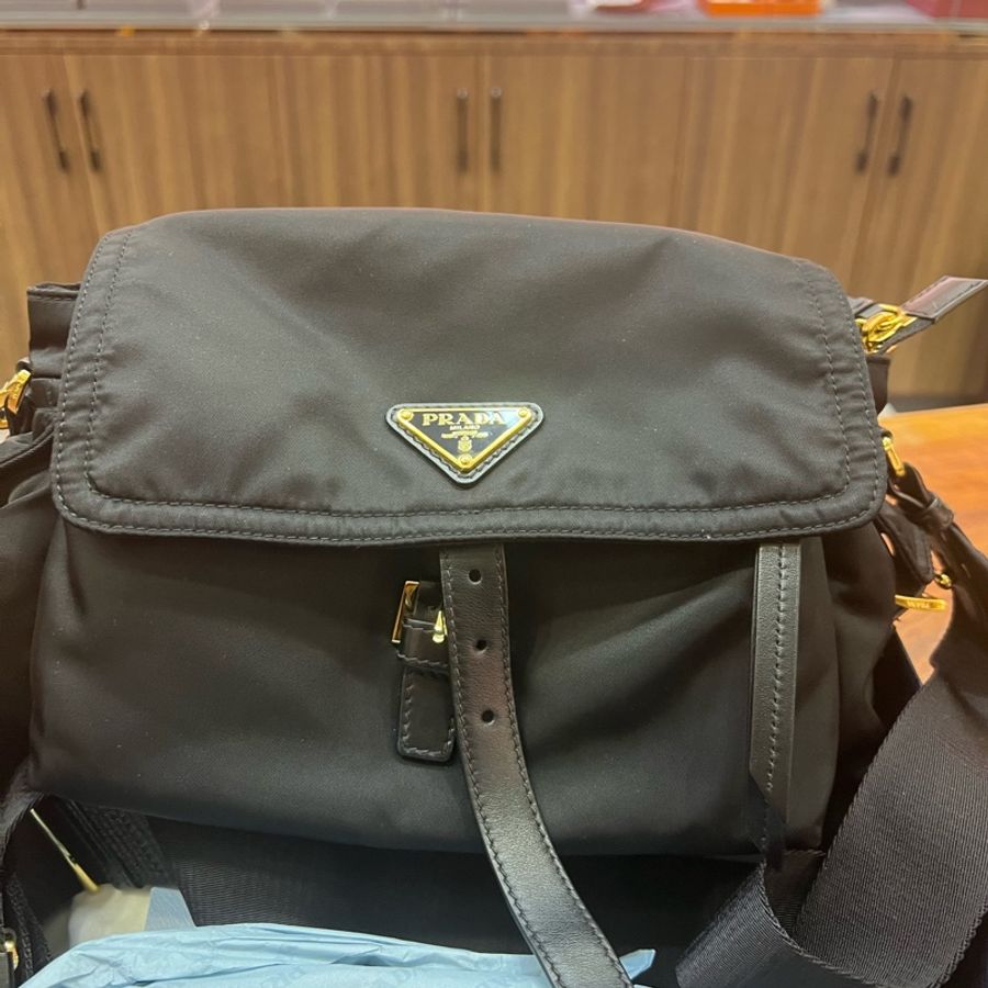 99.8新拉達黑色尼龍郵差包 經典黑金三角logo，男女同款肩帶可拆卸，單肩斜挎尺寸約30×10×14cm， 配件齊全：說明書、盒子防塵袋、-1