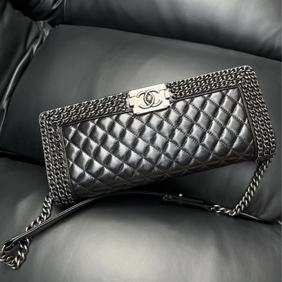 Chanel • Le Boy 黑銀油臘牛皮鏈條滾邊法棍包-2