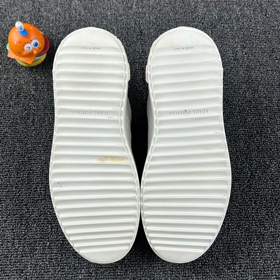 Louis Vuitton路易威登白色浮雕板鞋 尺碼：35 碼🧡-5