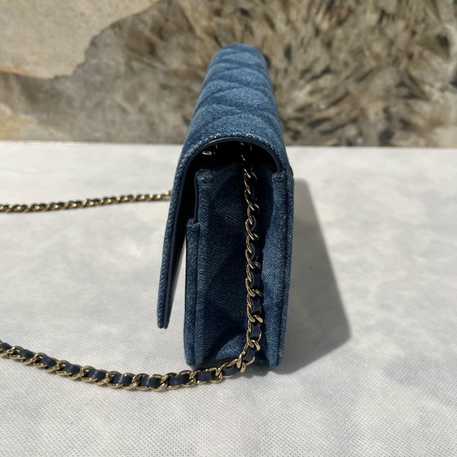 Chanel藍色單寧布金鍊WOC-3