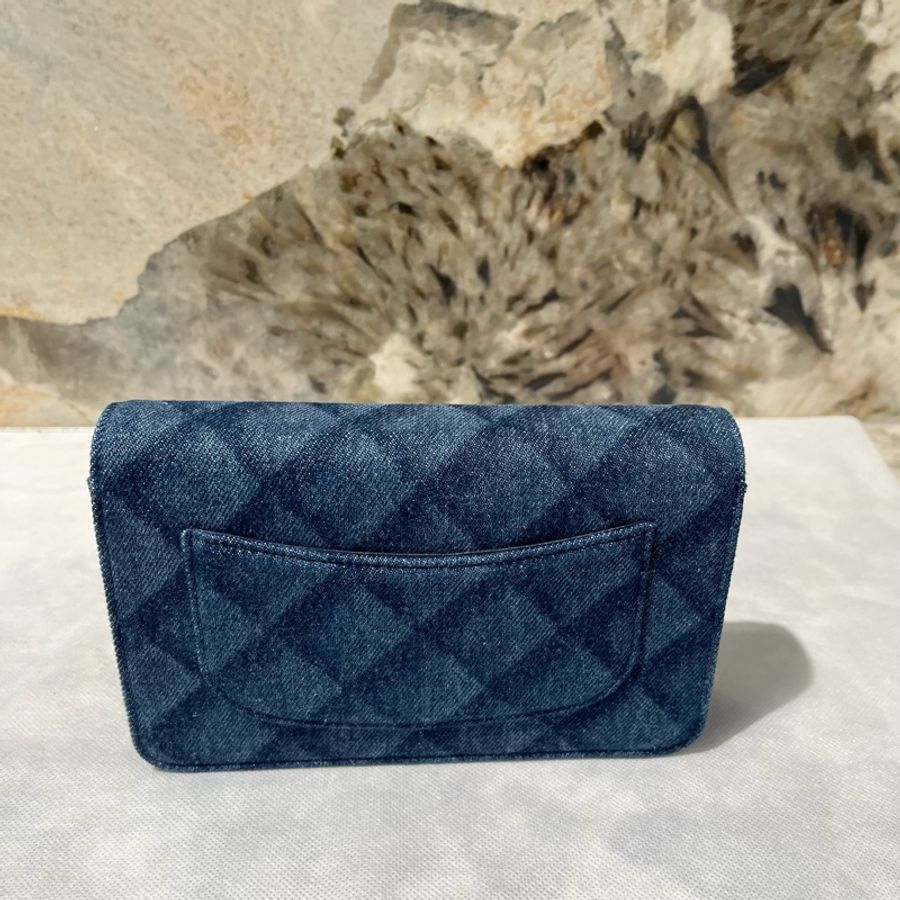Chanel藍色單寧布金鍊WOC-4