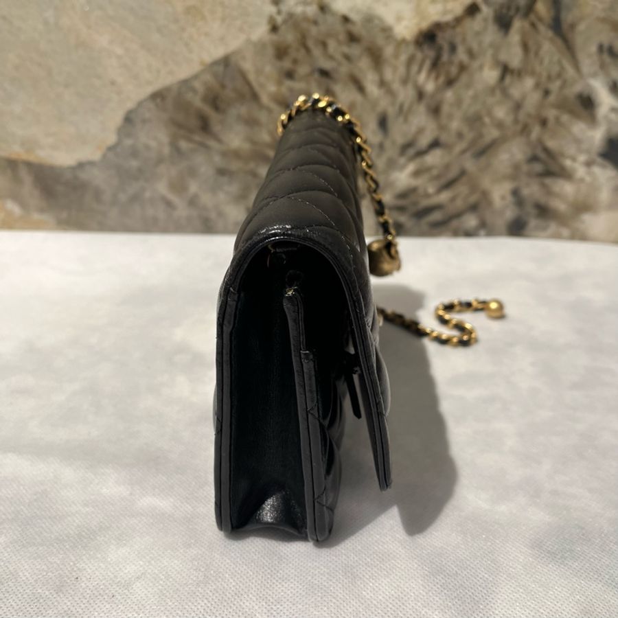 Chanel黑金羊皮轉軸金球coco WOC-1