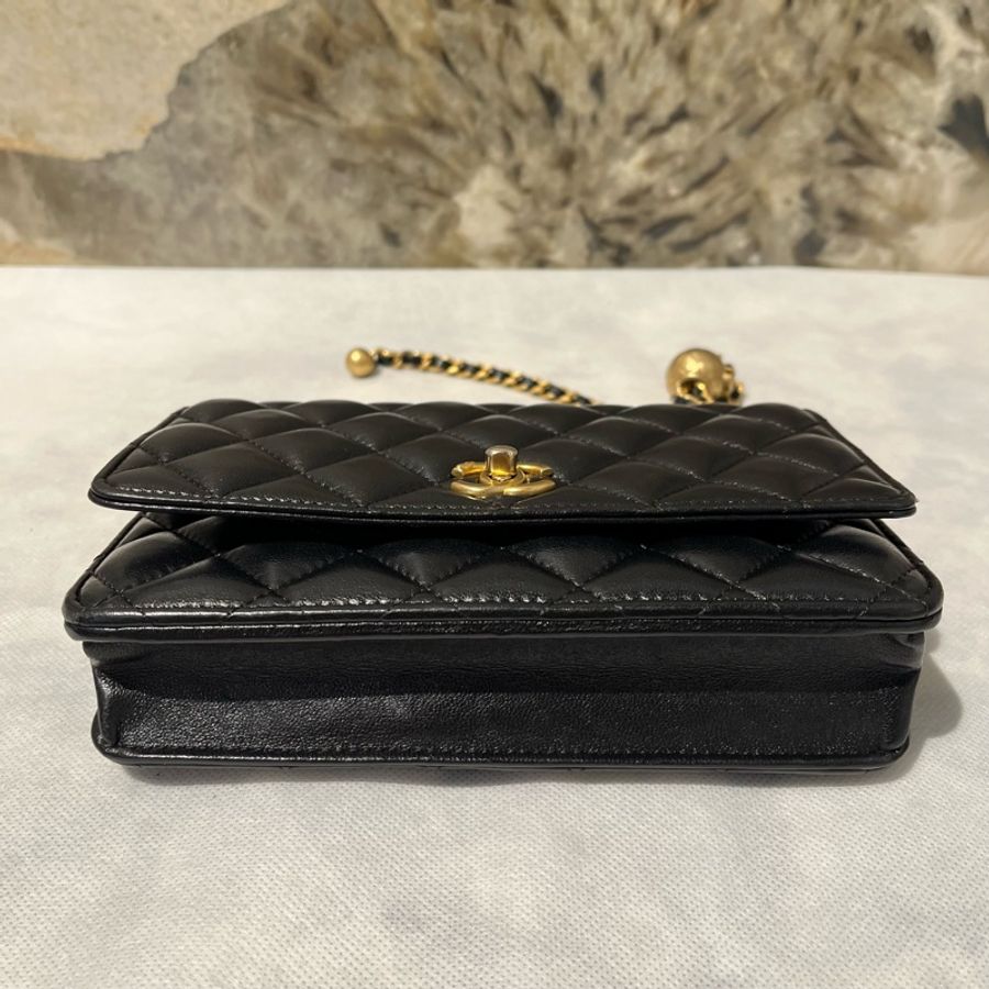 Chanel黑金羊皮轉軸金球coco WOC-4