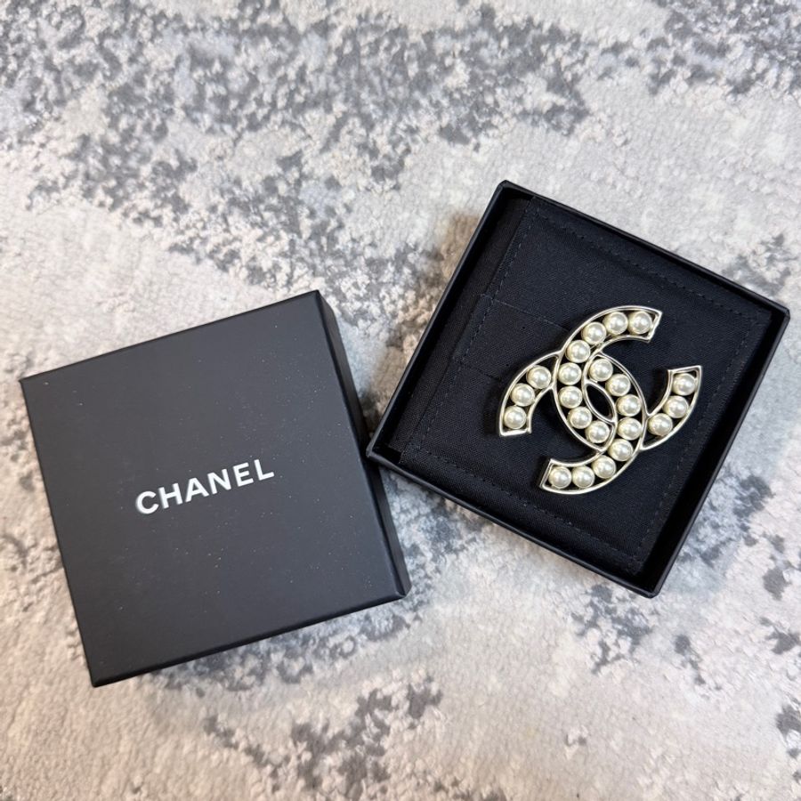 99新✨CHANEL香奈兒珍珠金屬邊框CC胸針 送禮自用兩相宜-0