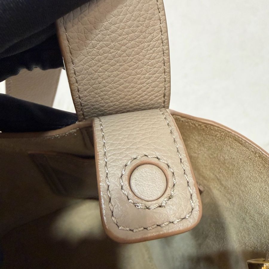 LOEWE 軟面小牛皮 mini 沙色 Pebble 金釦 水桶包 手提包 斜背包-27