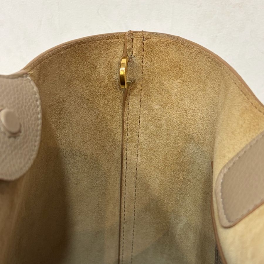 LOEWE 軟面小牛皮 mini 沙色 Pebble 金釦 水桶包 手提包 斜背包-35