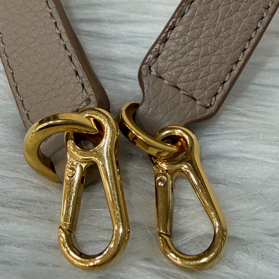 LOEWE 軟面小牛皮 mini 沙色 Pebble 金釦 水桶包 手提包 斜背包-48