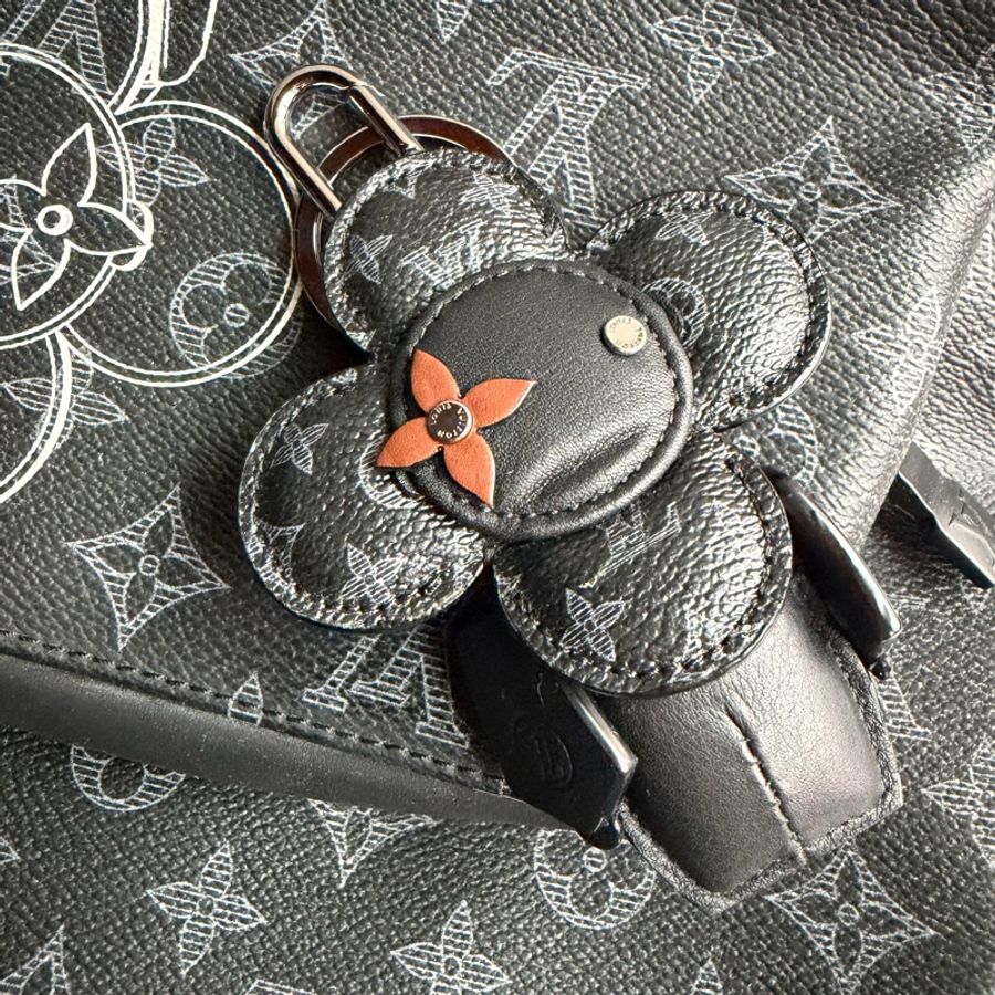 LV MP1998 全黑vivienne Forever 限量系列 鑰匙圈/吊飾兩用～-17