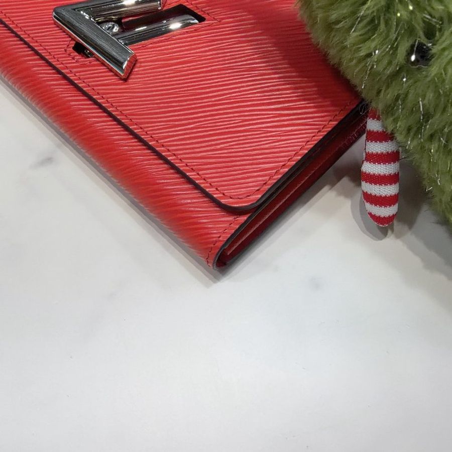 LV Twist Epi 水波紋紅銀扣鎖長夾-8