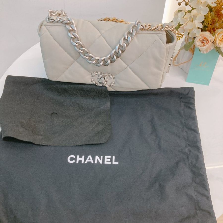 MS0724	Chanel 香奈兒經典19 小號羊皮淺灰色銀扣 Small Lambskin Light Grey x PHW-24