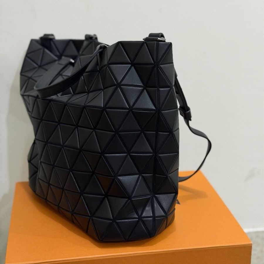 新款三宅一生 ISSEY MIYAKE BAO BAO 霧面黑 側邊加厚款托特包-0