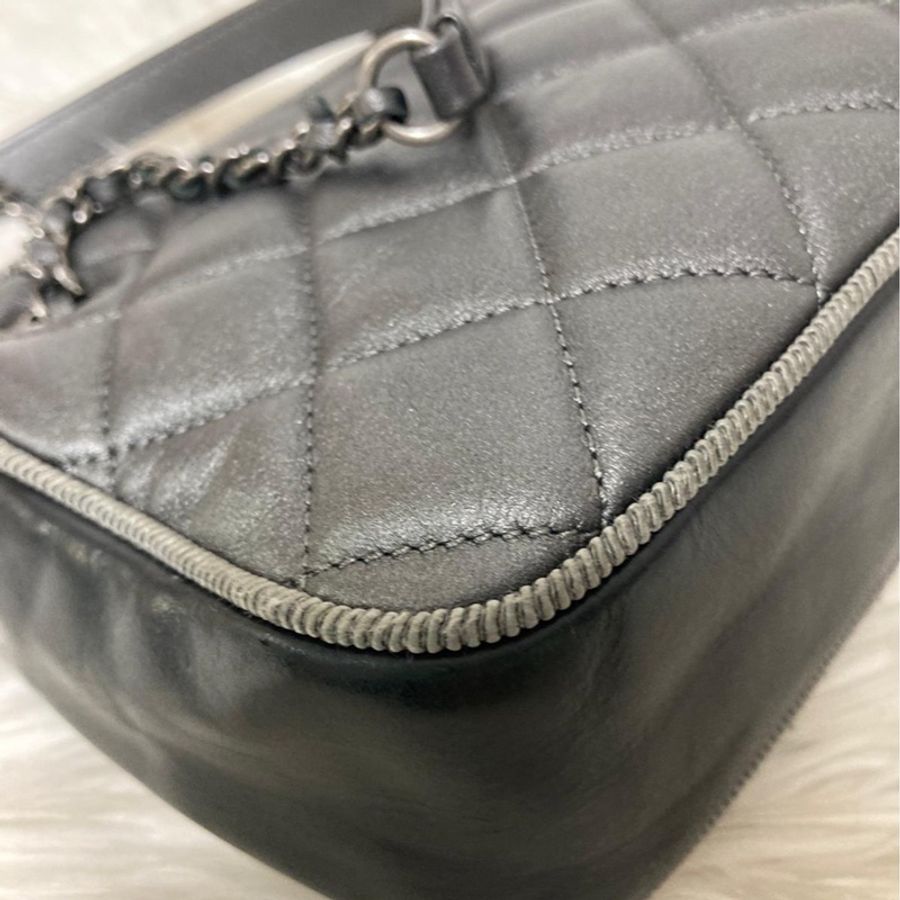 《初。Vintage》 Chanel 黑銀相機包-9