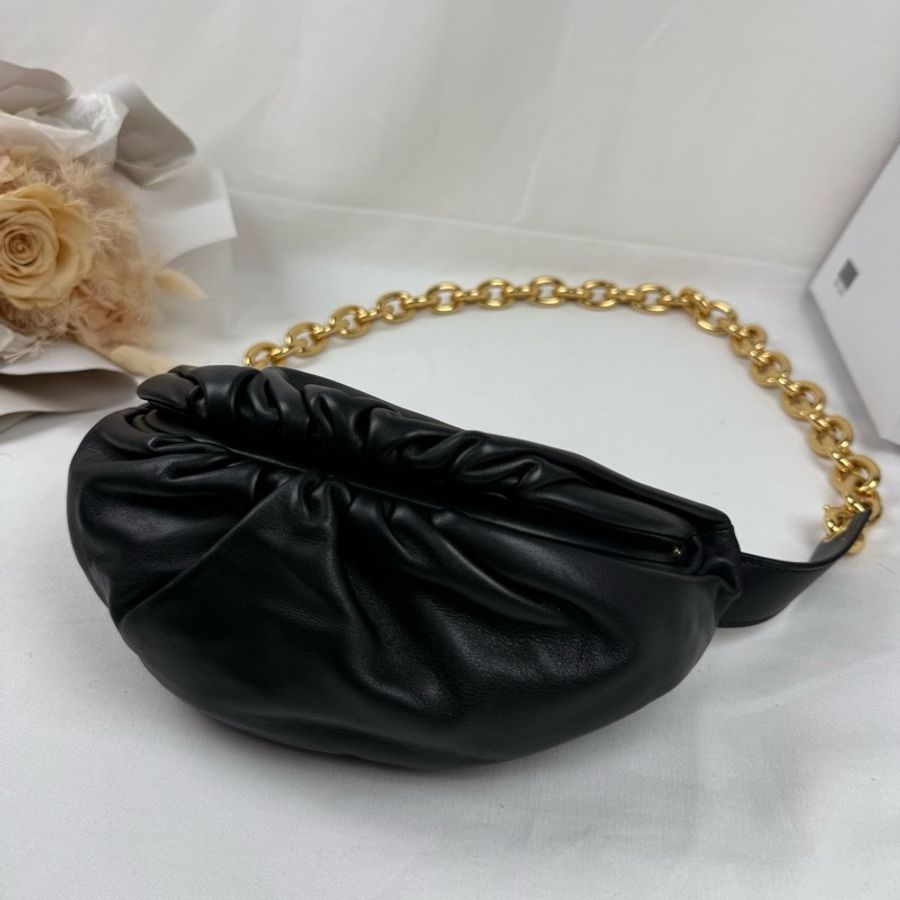 近新狀態良好  BOTTEGA VENETA (BV)Chain Pouch 黑色小羊皮雲朵包 胸口包-1
