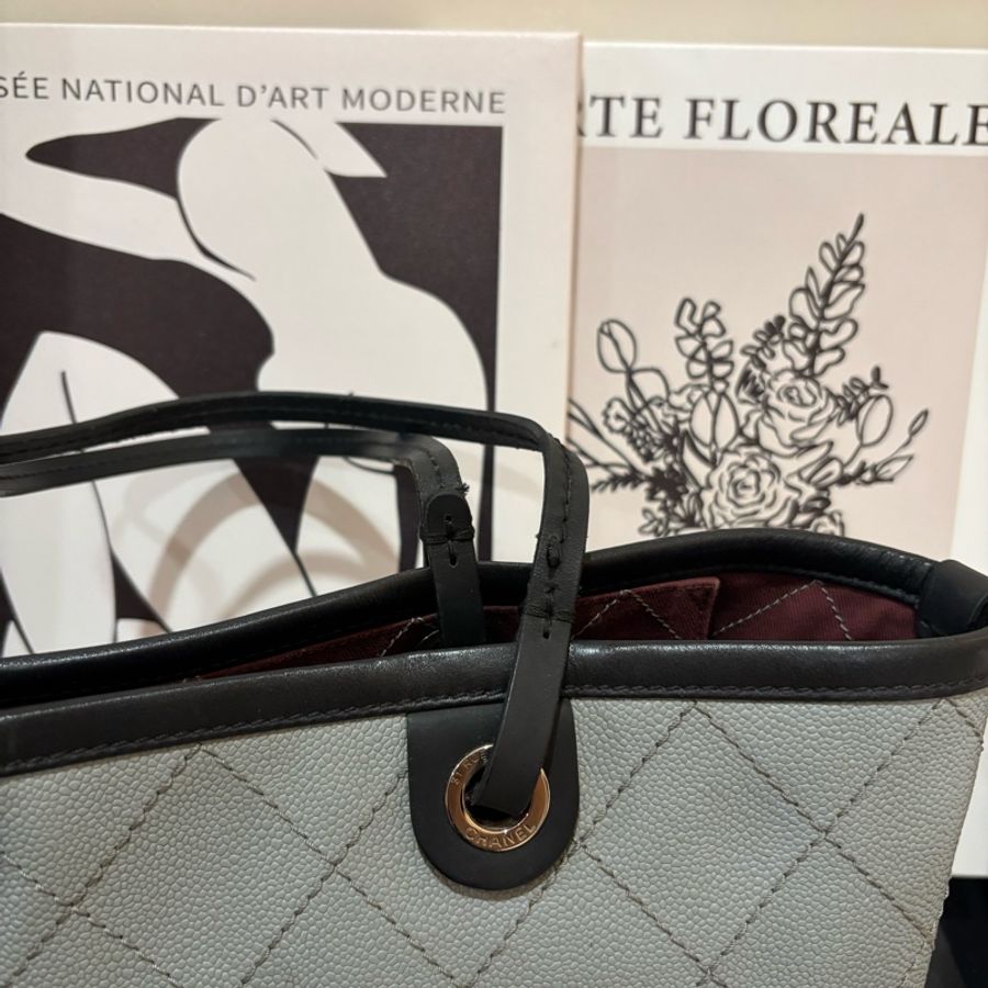 CHANEL香奈兒 🎀灰色荔枝紋牛皮拼黑邊雙C吊牌托特子母包-4